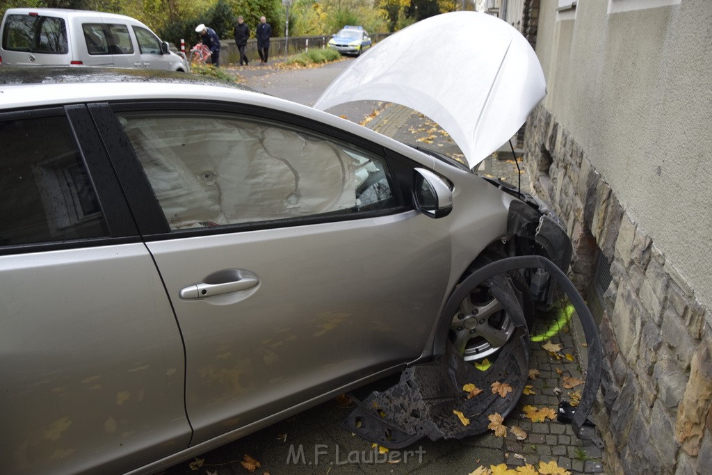 VU PKW gegen Hauswand Leverkusen Wiesdorf Kaiserstr P13.JPG - Miklos Laubert